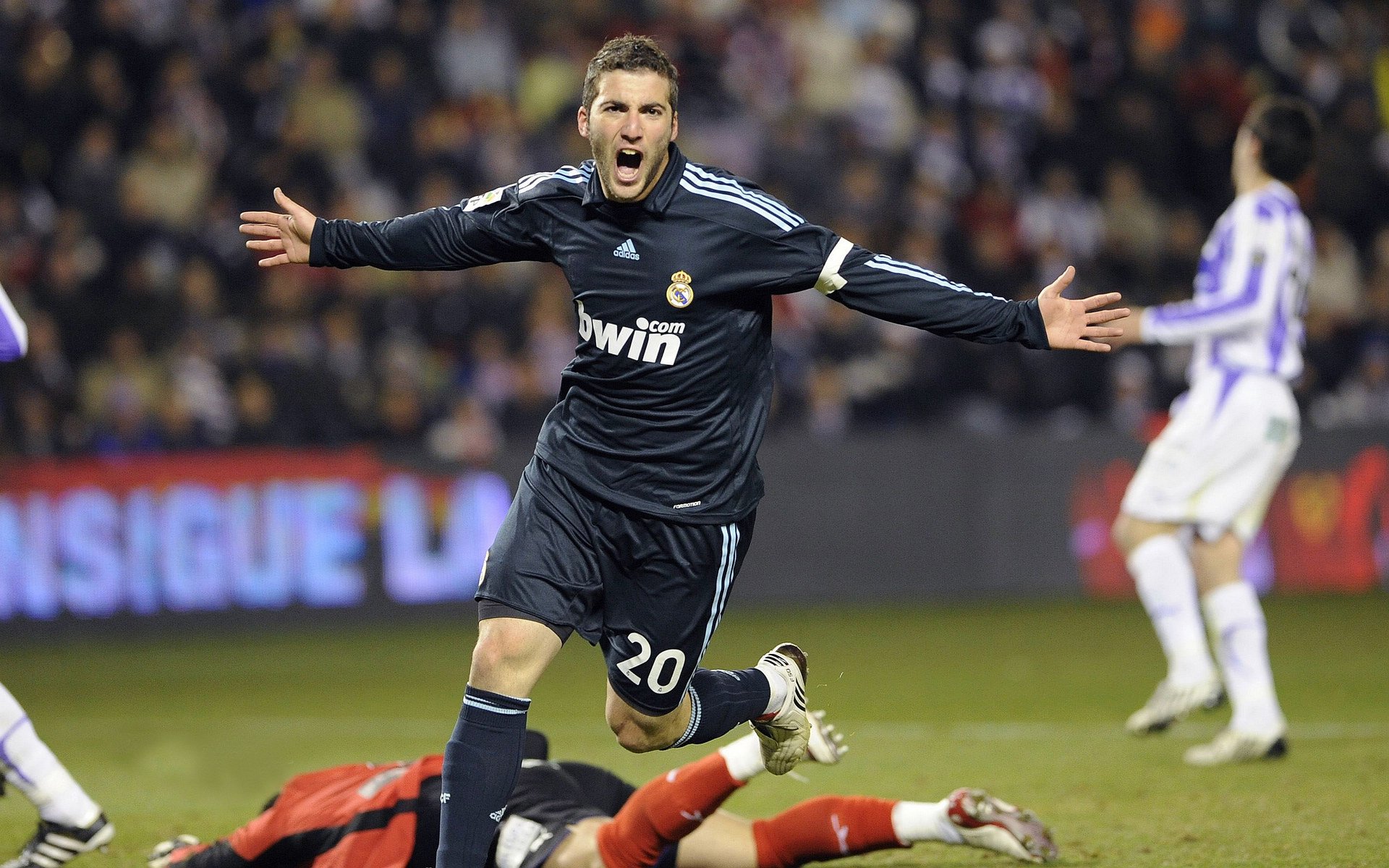 亲密互动：运动员与粉丝共同参与的趣味比赛